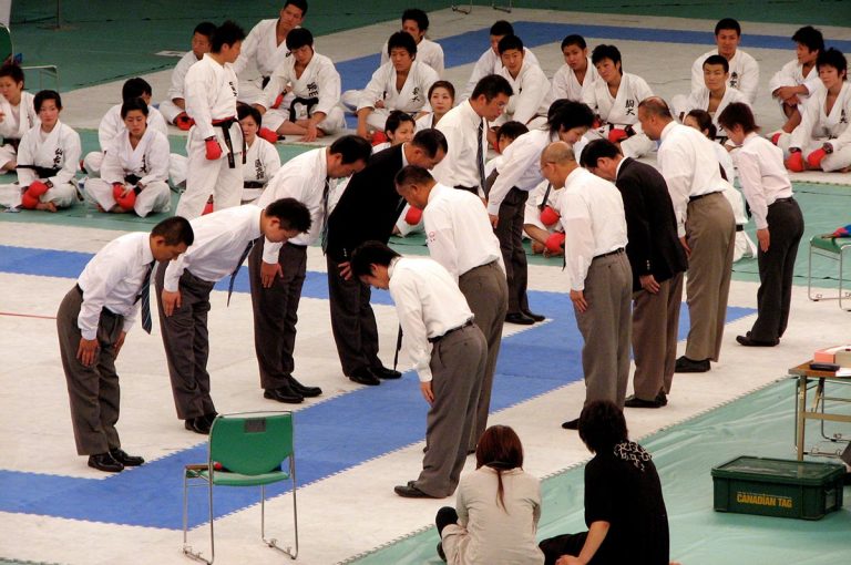 How Do You Properly Bow in Japan? (infographic) Your Japan