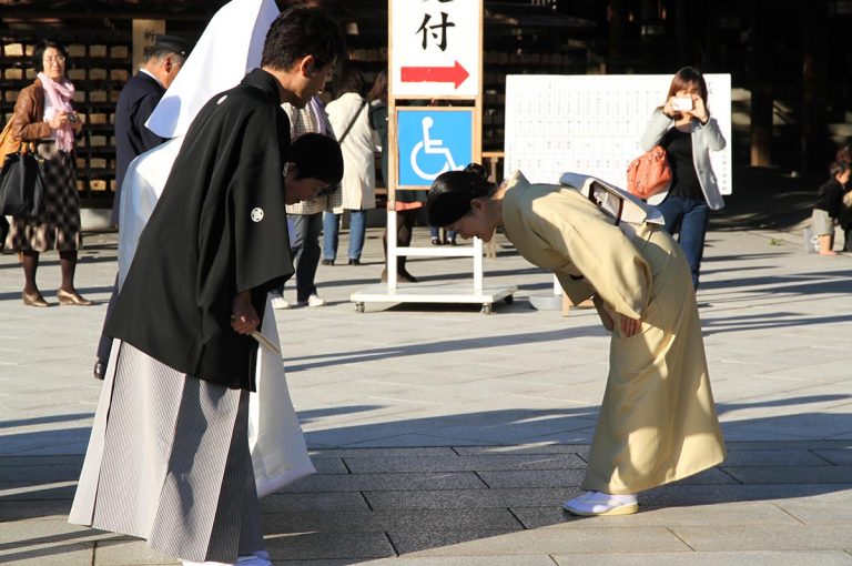 How Do You Properly Bow in Japan? (infographic) - Your Japan