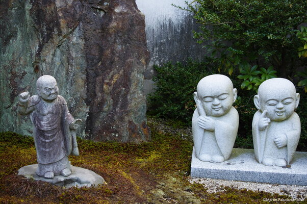 shrine japan statues